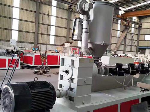 塑料板材生產設備廠家?guī)私馑芰习宀南嚓P介紹